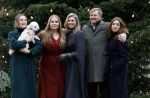 Den Haag 22 december 2023
Fotouurtje met Koning Willem Alexander Koningin Maxima Prinses Amalia Prinses Alexia Prinses Ariane en hun hondje Mambo bij Huis ten Bosch .