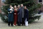 Den Haag 22 december 2023
Fotouurtje met Koning Willem Alexander Koningin Maxima Prinses Amalia Prinses Alexia Prinses Ariane en hun hondje Mambo bij Huis ten Bosch .