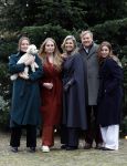 Den Haag 22 december 2023
Fotouurtje met Koning Willem Alexander Koningin Maxima Prinses Amalia Prinses Alexia Prinses Ariane en hun hondje Mambo bij Huis ten Bosch .
