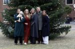 Den Haag 22 december 2023
Fotouurtje met Koning Willem Alexander Koningin Maxima Prinses Amalia Prinses Alexia Prinses Ariane en hun hondje Mambo bij Huis ten Bosch .