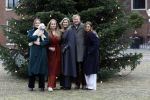 Den Haag 22 december 2023
Fotouurtje met Koning Willem Alexander Koningin Maxima Prinses Amalia Prinses Alexia Prinses Ariane en hun hondje Mambo bij Huis ten Bosch .