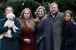 Den Haag 22 december 2023
Fotouurtje met Koning Willem Alexander Koningin Maxima Prinses Amalia Prinses Alexia Prinses Ariane en hun hondje Mambo bij Huis ten Bosch .