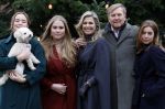 Den Haag 22 december 2023
Fotouurtje met Koning Willem Alexander Koningin Maxima Prinses Amalia Prinses Alexia Prinses Ariane en hun hondje Mambo bij Huis ten Bosch .