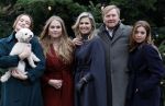 Den Haag 22 december 2023
Fotouurtje met Koning Willem Alexander Koningin Maxima Prinses Amalia Prinses Alexia Prinses Ariane en hun hondje Mambo bij Huis ten Bosch .