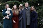 Den Haag 22 december 2023
Fotouurtje met Koning Willem Alexander Koningin Maxima Prinses Amalia Prinses Alexia Prinses Ariane en hun hondje Mambo bij Huis ten Bosch .