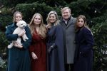 Den Haag 22 december 2023
Fotouurtje met Koning Willem Alexander Koningin Maxima Prinses Amalia Prinses Alexia Prinses Ariane en hun hondje Mambo bij Huis ten Bosch .