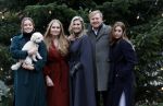 Den Haag 22 december 2023
Fotouurtje met Koning Willem Alexander Koningin Maxima Prinses Amalia Prinses Alexia Prinses Ariane en hun hondje Mambo bij Huis ten Bosch .