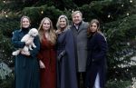 Den Haag 22 december 2023
Fotouurtje met Koning Willem Alexander Koningin Maxima Prinses Amalia Prinses Alexia Prinses Ariane en hun hondje Mambo bij Huis ten Bosch .