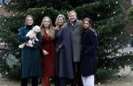 Den Haag 22 december 2023
Fotouurtje met Koning Willem Alexander Koningin Maxima Prinses Amalia Prinses Alexia Prinses Ariane en hun hondje Mambo bij Huis ten Bosch .