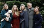 Den Haag 22 december 2023
Fotouurtje met Koning Willem Alexander Koningin Maxima Prinses Amalia Prinses Alexia Prinses Ariane en hun hondje Mambo bij Huis ten Bosch .