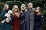 Den Haag 22 december 2023
Fotouurtje met Koning Willem Alexander Koningin Maxima Prinses Amalia Prinses Alexia Prinses Ariane en hun hondje Mambo bij Huis ten Bosch .