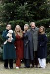 Den Haag 22 december 2023
Fotouurtje met Koning Willem Alexander Koningin Maxima Prinses Amalia Prinses Alexia Prinses Ariane en hun hondje Mambo bij Huis ten Bosch .