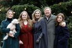 Den Haag 22 december 2023
Fotouurtje met Koning Willem Alexander Koningin Maxima Prinses Amalia Prinses Alexia Prinses Ariane en hun hondje Mambo bij Huis ten Bosch .