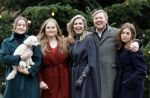 Den Haag 22 december 2023
Fotouurtje met Koning Willem Alexander Koningin Maxima Prinses Amalia Prinses Alexia Prinses Ariane en hun hondje Mambo bij Huis ten Bosch .