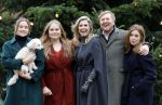 Den Haag 22 december 2023
Fotouurtje met Koning Willem Alexander Koningin Maxima Prinses Amalia Prinses Alexia Prinses Ariane en hun hondje Mambo bij Huis ten Bosch .