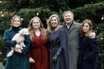 Den Haag 22 december 2023
Fotouurtje met Koning Willem Alexander Koningin Maxima Prinses Amalia Prinses Alexia Prinses Ariane en hun hondje Mambo bij Huis ten Bosch .