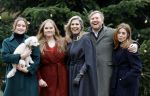 Den Haag 22 december 2023
Fotouurtje met Koning Willem Alexander Koningin Maxima Prinses Amalia Prinses Alexia Prinses Ariane en hun hondje Mambo bij Huis ten Bosch .