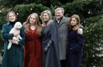 Den Haag 22 december 2023
Fotouurtje met Koning Willem Alexander Koningin Maxima Prinses Amalia Prinses Alexia Prinses Ariane en hun hondje Mambo bij Huis ten Bosch .