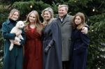 Den Haag 22 december 2023
Fotouurtje met Koning Willem Alexander Koningin Maxima Prinses Amalia Prinses Alexia Prinses Ariane en hun hondje Mambo bij Huis ten Bosch .
