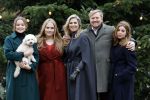 Den Haag 22 december 2023
Fotouurtje met Koning Willem Alexander Koningin Maxima Prinses Amalia Prinses Alexia Prinses Ariane en hun hondje Mambo bij Huis ten Bosch .