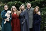 Den Haag 22 december 2023
Fotouurtje met Koning Willem Alexander Koningin Maxima Prinses Amalia Prinses Alexia Prinses Ariane en hun hondje Mambo bij Huis ten Bosch .