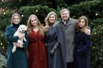 Den Haag 22 december 2023
Fotouurtje met Koning Willem Alexander Koningin Maxima Prinses Amalia Prinses Alexia Prinses Ariane en hun hondje Mambo bij Huis ten Bosch .