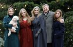 Den Haag 22 december 2023
Fotouurtje met Koning Willem Alexander Koningin Maxima Prinses Amalia Prinses Alexia Prinses Ariane en hun hondje Mambo bij Huis ten Bosch .