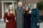 Den Haag 22 december 2023
Fotouurtje met Koning Willem Alexander Koningin Maxima Prinses Amalia Prinses Alexia Prinses Ariane en hun hondje Mambo bij Huis ten Bosch .