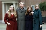 Den Haag 22 december 2023
Fotouurtje met Koning Willem Alexander Koningin Maxima Prinses Amalia Prinses Alexia Prinses Ariane en hun hondje Mambo bij Huis ten Bosch .