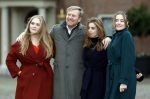 Den Haag 22 december 2023
Fotouurtje met Koning Willem Alexander Koningin Maxima Prinses Amalia Prinses Alexia Prinses Ariane en hun hondje Mambo bij Huis ten Bosch .