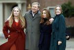 Den Haag 22 december 2023
Fotouurtje met Koning Willem Alexander Koningin Maxima Prinses Amalia Prinses Alexia Prinses Ariane en hun hondje Mambo bij Huis ten Bosch .