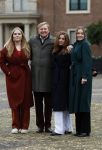 Den Haag 22 december 2023
Fotouurtje met Koning Willem Alexander Koningin Maxima Prinses Amalia Prinses Alexia Prinses Ariane en hun hondje Mambo bij Huis ten Bosch .