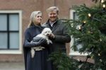Den Haag 22 december 2023
Fotouurtje met Koning Willem Alexander Koningin Maxima Prinses Amalia Prinses Alexia Prinses Ariane en hun hondje Mambo bij Huis ten Bosch .