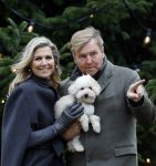 Den Haag 22 december 2023
Fotouurtje met Koning Willem Alexander Koningin Maxima Prinses Amalia Prinses Alexia Prinses Ariane en hun hondje Mambo bij Huis ten Bosch .