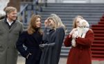 Den Haag 22 december 2023
Fotouurtje met Koning Willem Alexander Koningin Maxima Prinses Amalia Prinses Alexia Prinses Ariane en hun hondje Mambo bij Huis ten Bosch .