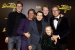Amsterdam 12 december 2023
Premiere de tata's in Tuschinski. Leo Alkemade met vrouw en kinderen