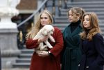 Den Haag 22 december 2023
Fotouurtje met Koning Willem Alexander Koningin Maxima Prinses Amalia Prinses Alexia Prinses Ariane en hun hondje Mambo bij Huis ten Bosch .