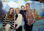 Amsterdam 2 december 2023
Premiere vogelvlucht in Pathe arena .
De cast met oa Floris Gobel Edsilia Rombley Linda Wagemakers Rayen Panday Posy Bakkum Imaani Oosterhuis Karin Bloemen en Thomas Koekkoek. Rob Geus met vrouw en kinderen