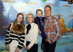 Amsterdam 2 december 2023
Premiere vogelvlucht in Pathe arena .
De cast met oa Floris Gobel Edsilia Rombley Linda Wagemakers Rayen Panday Posy Bakkum Imaani Oosterhuis Karin Bloemen en Thomas Koekkoek. Rob Geus met vrouw en kinderen