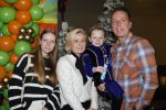 Amsterdam 2 december 2023
Premiere vogelvlucht in Pathe arena .
De cast met oa Floris Gobel Edsilia Rombley Linda Wagemakers Rayen Panday Posy Bakkum Imaani Oosterhuis Karin Bloemen en Thomas Koekkoek. Rob Geus met vrouw en kinderen