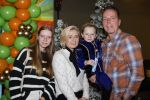 Amsterdam 2 december 2023
Premiere vogelvlucht in Pathe arena .
De cast met oa Floris Gobel Edsilia Rombley Linda Wagemakers Rayen Panday Posy Bakkum Imaani Oosterhuis Karin Bloemen en Thomas Koekkoek. Rob Geus met vrouw en kinderen