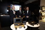 Amsterdam 9 december 2023
VIP dag van de luxury fair in de RAI. Dennis Bergkamp en zijn vrouw Henriette en dochters Estell ( zwanger) Saffron en Yasmin op de stand van Gassan Diamonds . presentatie gouden bankbiljet Dennis Bergkamp. david Bijlsma reikt het eerste exemplaar uit. Rob Jansen Davids Bijlsma en Dennis Bergkamp
