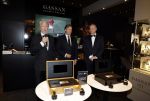 Amsterdam 9 december 2023
VIP dag van de luxury fair in de RAI. Dennis Bergkamp en zijn vrouw Henriette en dochters Estell ( zwanger) Saffron en Yasmin op de stand van Gassan Diamonds . presentatie gouden bankbiljet Dennis Bergkamp. david Bijlsma reikt het eerste exemplaar uit. Rob Jansen Davids Bijlsma en Dennis Bergkamp