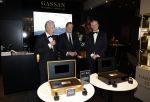 Amsterdam 9 december 2023
VIP dag van de luxury fair in de RAI. Dennis Bergkamp en zijn vrouw Henriette en dochters Estell ( zwanger) Saffron en Yasmin op de stand van Gassan Diamonds . presentatie gouden bankbiljet Dennis Bergkamp. david Bijlsma reikt het eerste exemplaar uit. Rob Jansen Davids Bijlsma en Dennis Bergkamp
