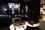 Amsterdam 9 december 2023
VIP dag van de luxury fair in de RAI. Dennis Bergkamp en zijn vrouw Henriette en dochters Estell ( zwanger) Saffron en Yasmin op de stand van Gassan Diamonds . presentatie gouden bankbiljet Dennis Bergkamp. david Bijlsma reikt het eerste exemplaar uit. Rob Jansen Davids Bijlsma en Dennis Bergkamp
