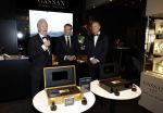 Amsterdam 9 december 2023
VIP dag van de luxury fair in de RAI. Dennis Bergkamp en zijn vrouw Henriette en dochters Estell ( zwanger) Saffron en Yasmin op de stand van Gassan Diamonds . presentatie gouden bankbiljet Dennis Bergkamp. david Bijlsma reikt het eerste exemplaar uit. Rob Jansen Davids Bijlsma en Dennis Bergkamp