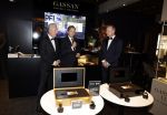 Amsterdam 9 december 2023
VIP dag van de luxury fair in de RAI. Dennis Bergkamp en zijn vrouw Henriette en dochters Estell ( zwanger) Saffron en Yasmin op de stand van Gassan Diamonds . presentatie gouden bankbiljet Dennis Bergkamp. david Bijlsma reikt het eerste exemplaar uit. Rob Jansen Davids Bijlsma en Dennis Bergkamp