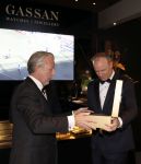 Amsterdam 9 december 2023
VIP dag van de luxury fair in de RAI. Dennis Bergkamp en zijn vrouw Henriette en dochters Estell ( zwanger) Saffron en Yasmin op de stand van Gassan Diamonds . presentatie gouden bankbiljet Dennis Bergkamp. david Bijlsma reikt het eerste exemplaar uit. Rob Jansen Davids Bijlsma en Dennis Bergkamp