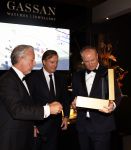 Amsterdam 9 december 2023
VIP dag van de luxury fair in de RAI. Dennis Bergkamp en zijn vrouw Henriette en dochters Estell ( zwanger) Saffron en Yasmin op de stand van Gassan Diamonds . presentatie gouden bankbiljet Dennis Bergkamp. david Bijlsma reikt het eerste exemplaar uit. Rob Jansen Davids Bijlsma en Dennis Bergkamp