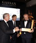 Amsterdam 9 december 2023
VIP dag van de luxury fair in de RAI. Dennis Bergkamp en zijn vrouw Henriette en dochters Estell ( zwanger) Saffron en Yasmin op de stand van Gassan Diamonds . presentatie gouden bankbiljet Dennis Bergkamp. david Bijlsma reikt het eerste exemplaar uit. Rob Jansen Davids Bijlsma en Dennis Bergkamp
